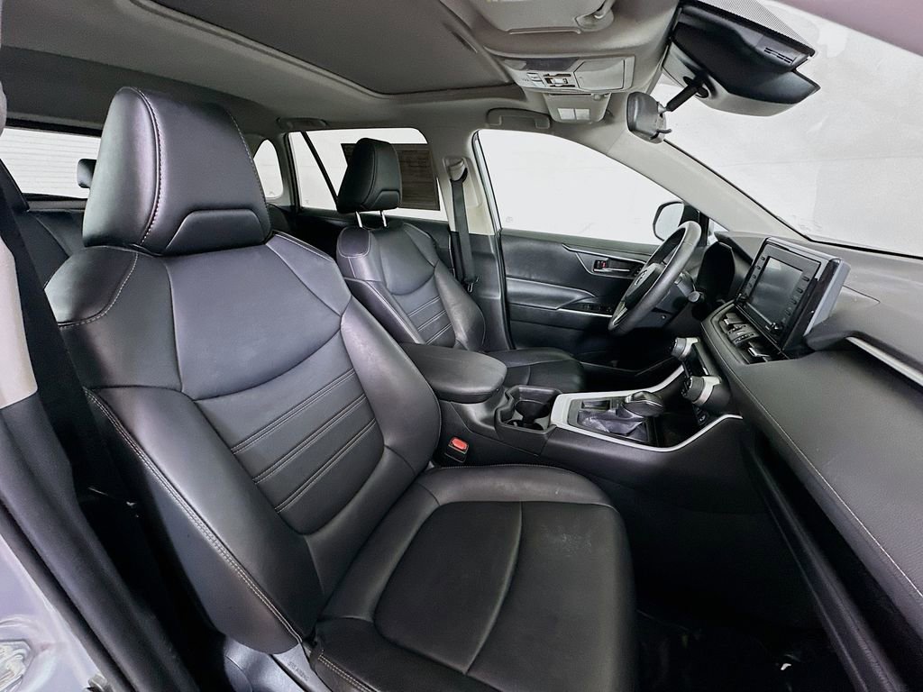 Used 2021 Toyota RAV4 XLE Premium image 12