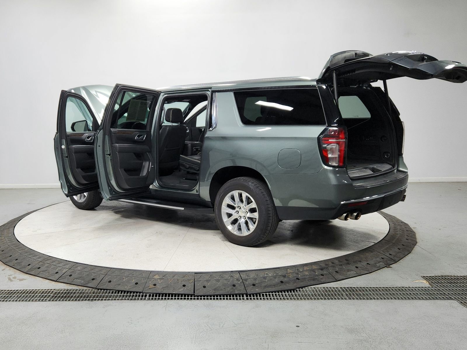 Used 2023 Chevrolet Suburban Premier image 13