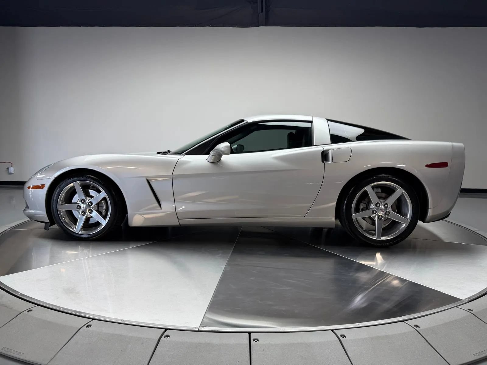 Used 2005 Chevrolet Corvette Coupe w/ Preferred Equipment Group RWD image 4
