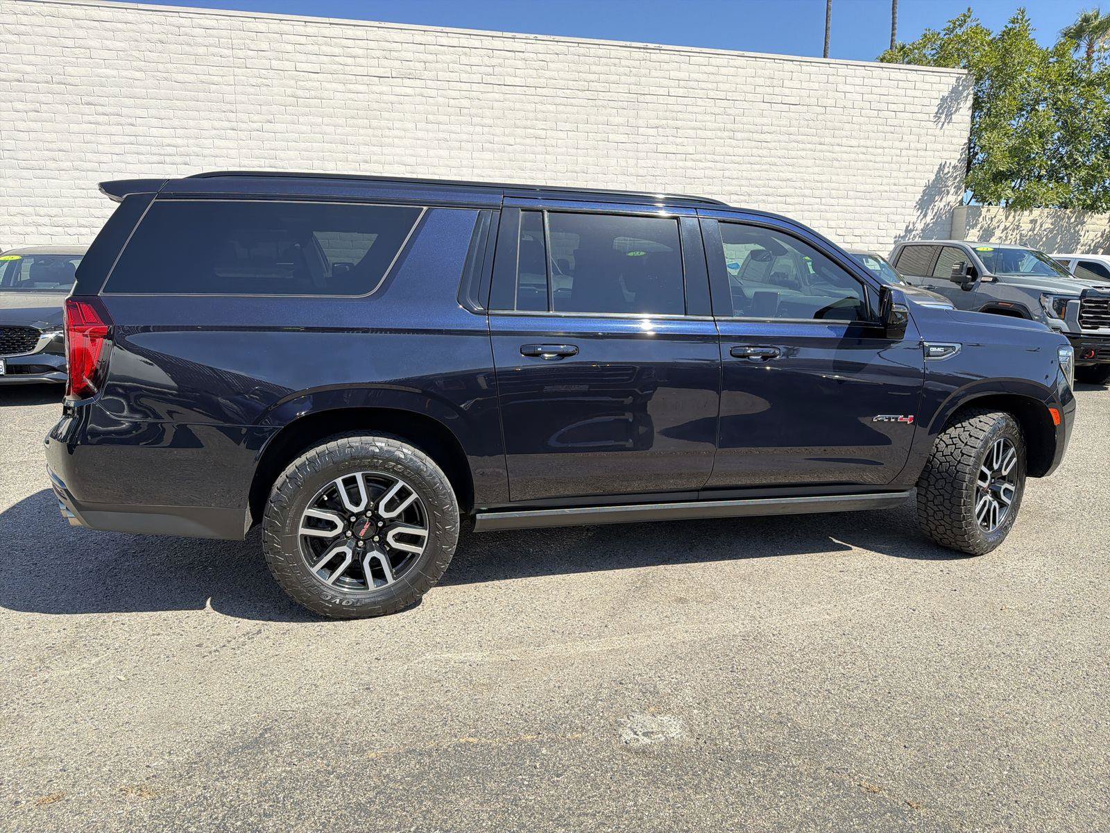 Used 2022 GMC Yukon XL AT4 w/ AT4 Premium Package AWD/4WD image 4