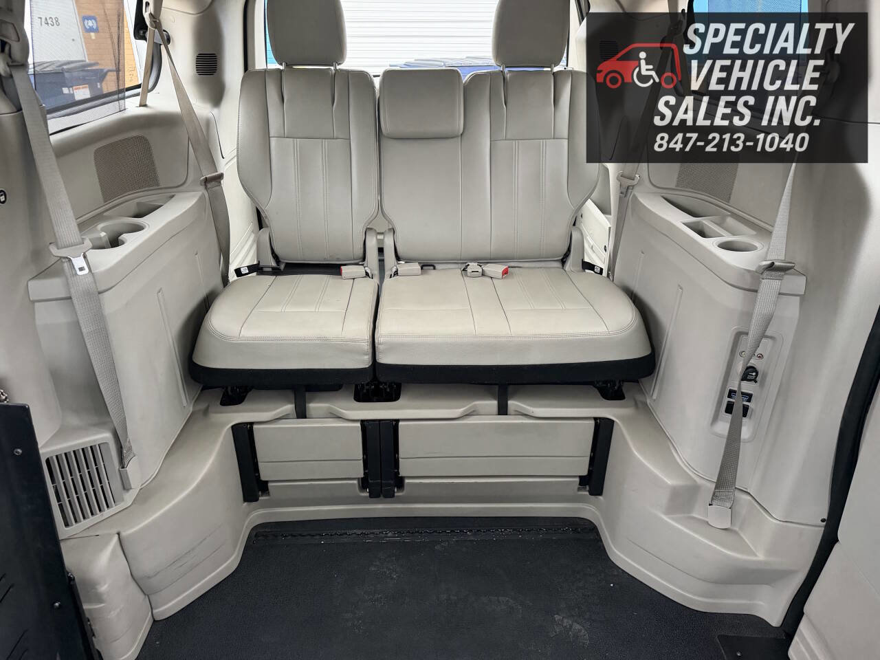 Used 2016 Chrysler Town & Country Touring FWD image 32