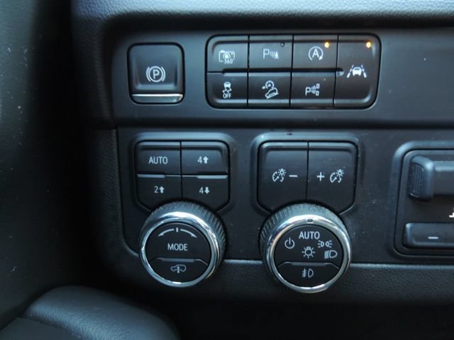 Used 2025 Chevrolet Tahoe High Country AWD/4WD image 32