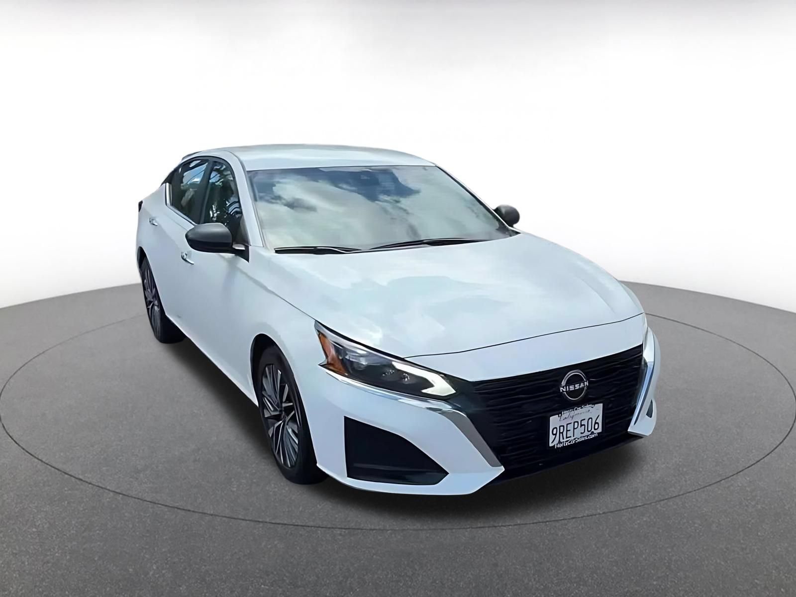 Used 2025 Nissan Altima 2.5 SV FWD image 3