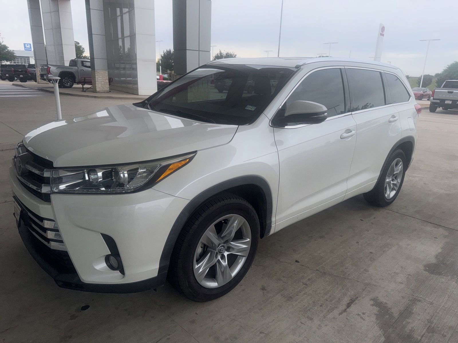 Used 2018 Toyota Highlander Limited FWD image 1