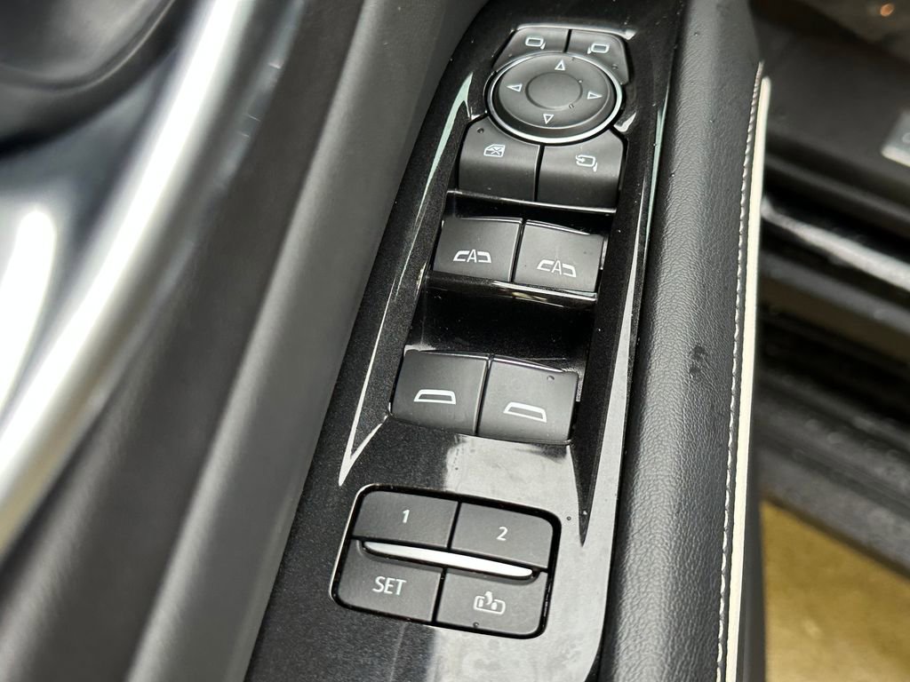 Used 2023 Cadillac Escalade ESV Premium Luxury AWD/4WD image 23