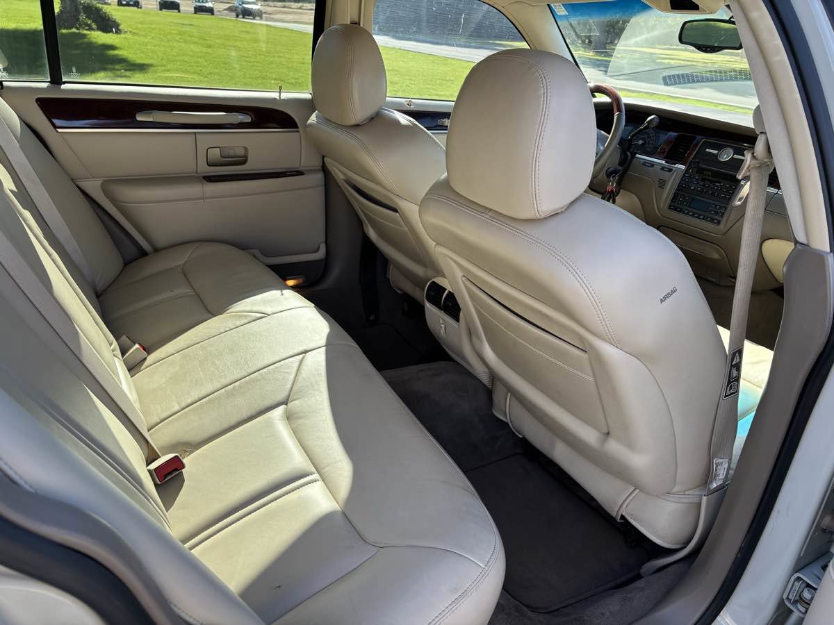 Used 2004 Lincoln Town Car Ultimate RWD image 11