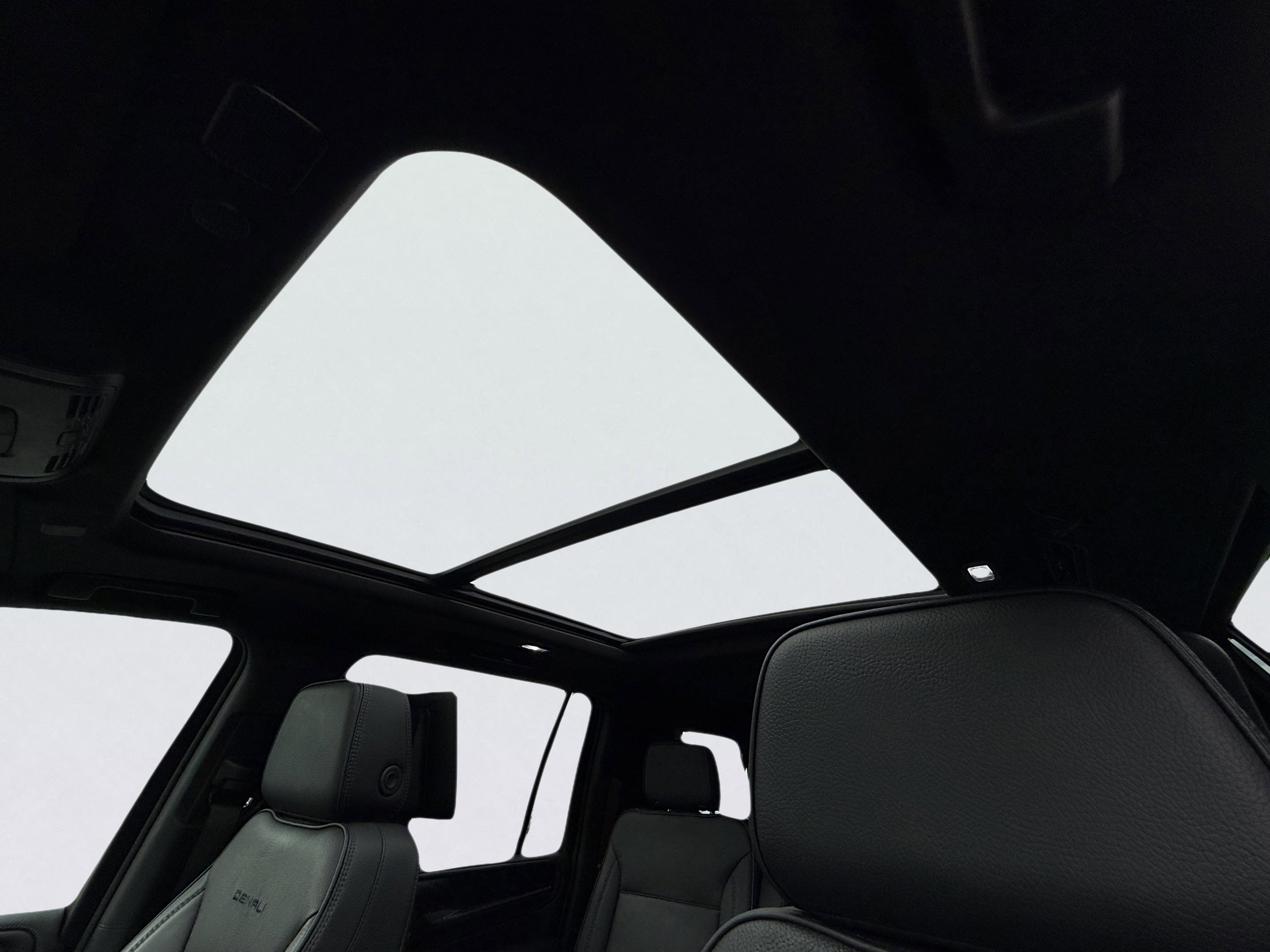 Used 2024 GMC Yukon XL Denali w/ Advanced Technology Package image 5