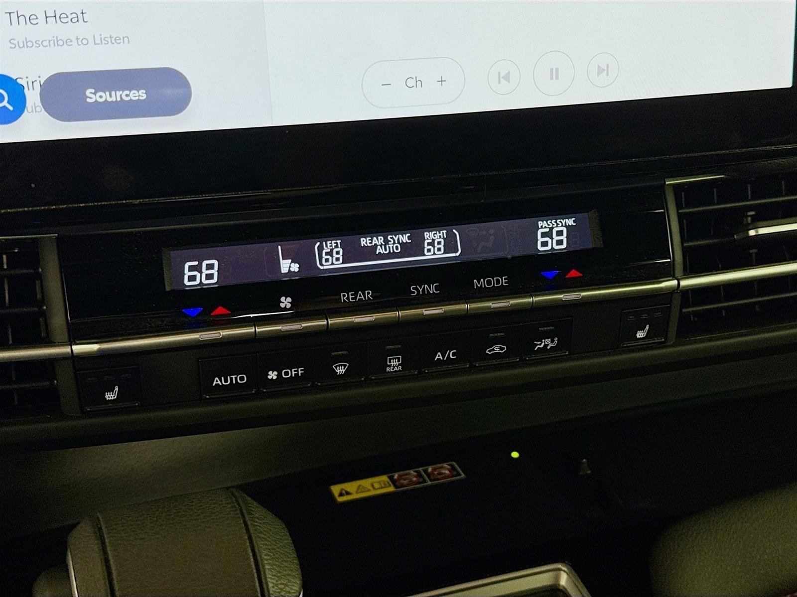 Used 2025 Toyota Sienna XSE w/ XSE Plus Package image 18