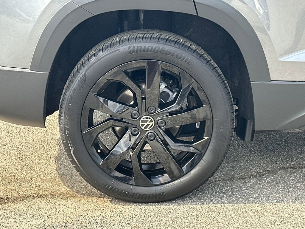 Used 2024 Volkswagen Taos SE image 17