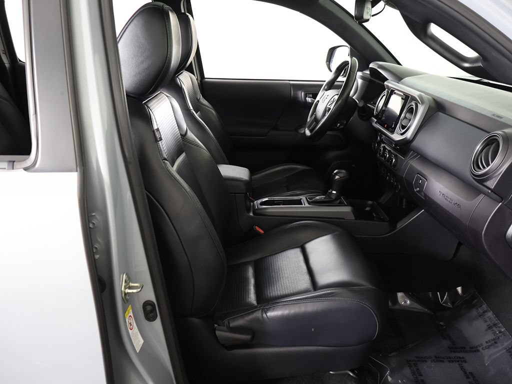 Used 2018 Toyota Tacoma TRD Sport AWD/4WD image 32