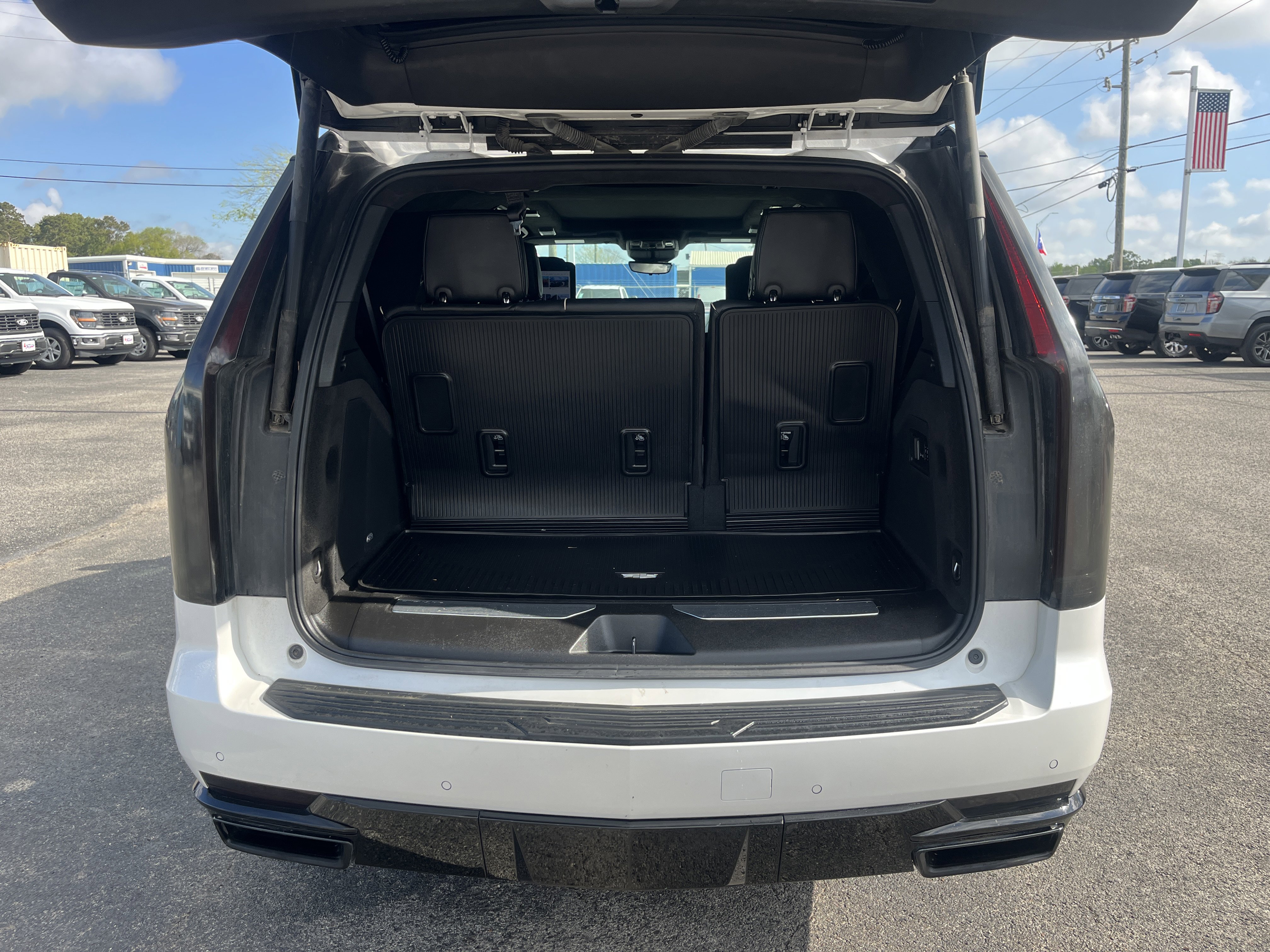 Used 2023 Cadillac Escalade Sport Platinum w/ LPO, ONYX Package image 5