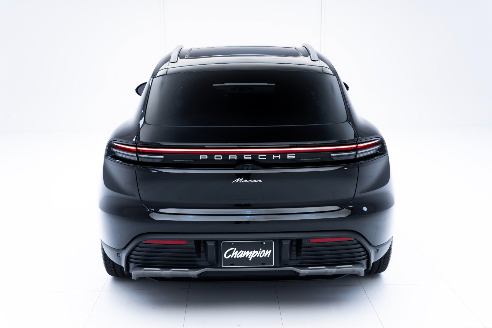 Certified 2025 Porsche Macan Electric image 10