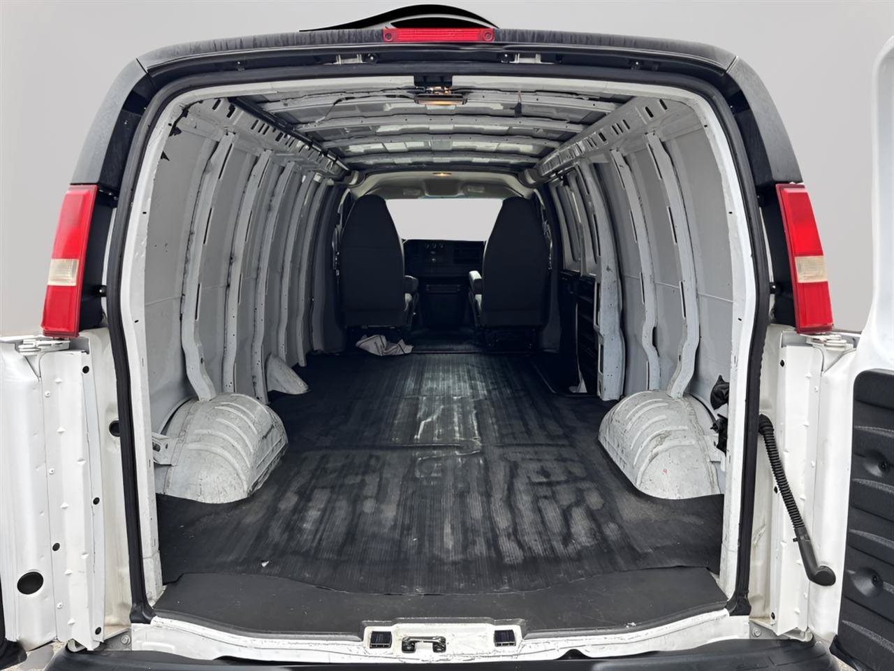 Used 2010 Chevrolet Express 2500 Extended RWD image 22