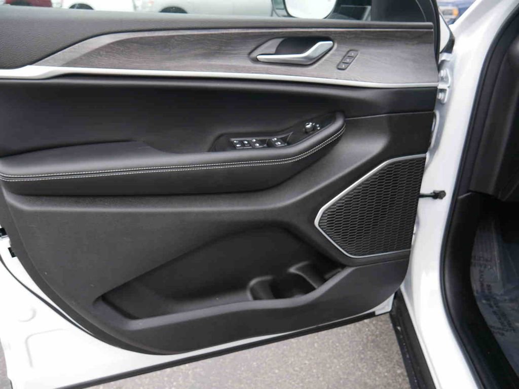 New 2025 Jeep Grand Cherokee Limited 4xe image 19