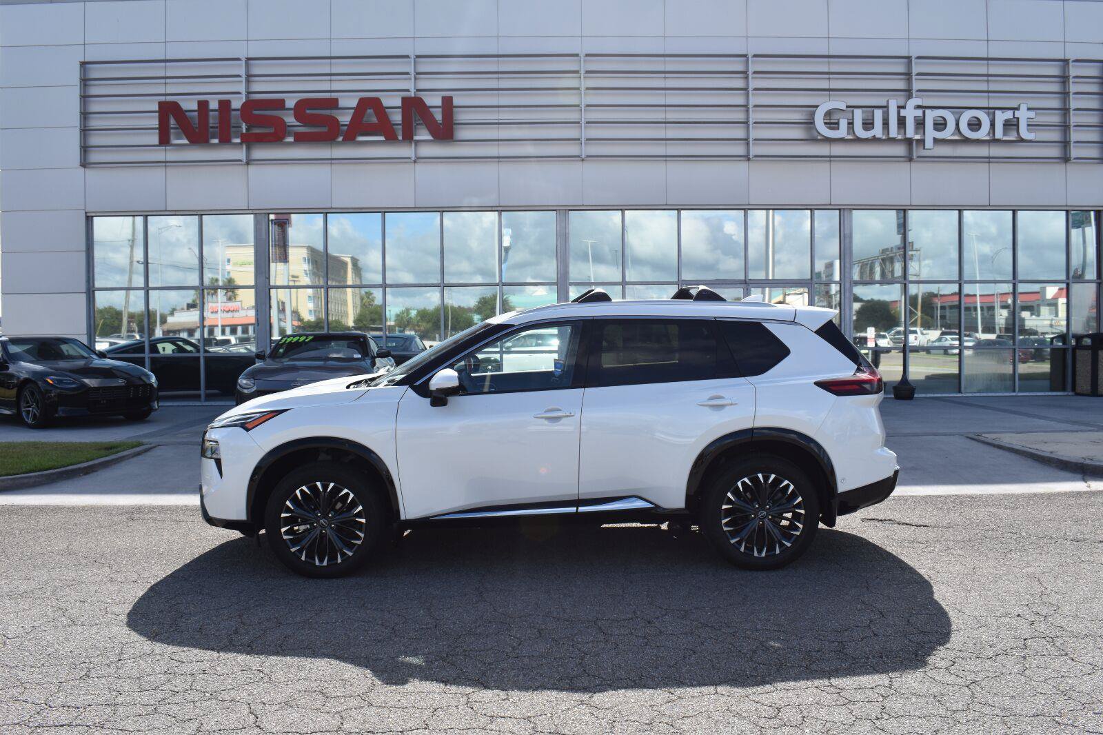 Used 2025 Nissan Rogue Platinum w/ Platinum Premium Package FWD image 3