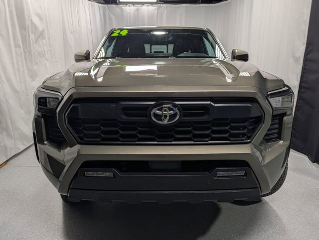 Used 2024 Toyota Tacoma TRD Sport AWD/4WD image 9