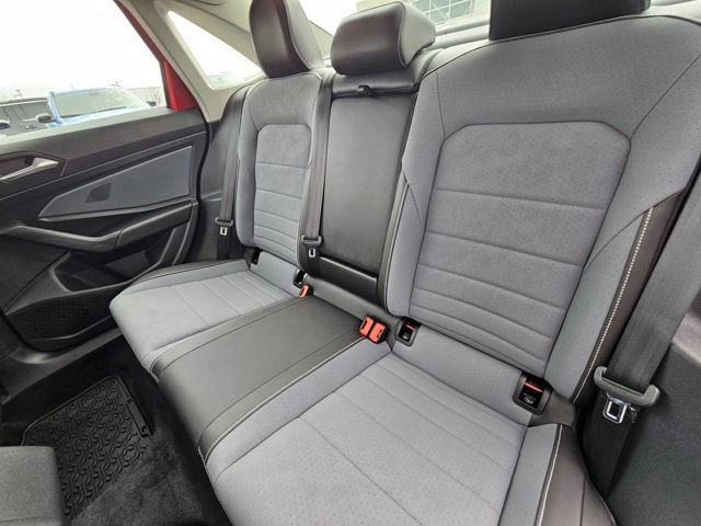 Used 2025 Volkswagen Jetta SE w/ Sunroof Package image 12