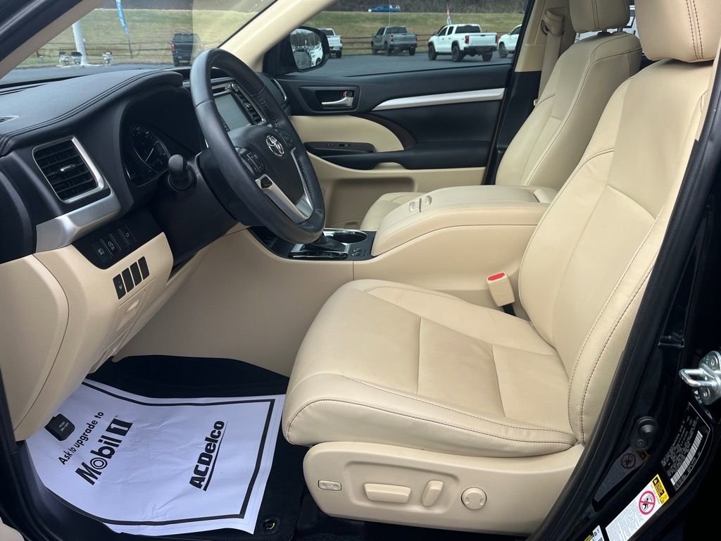 Used 2019 Toyota Highlander AWD V6 image 24