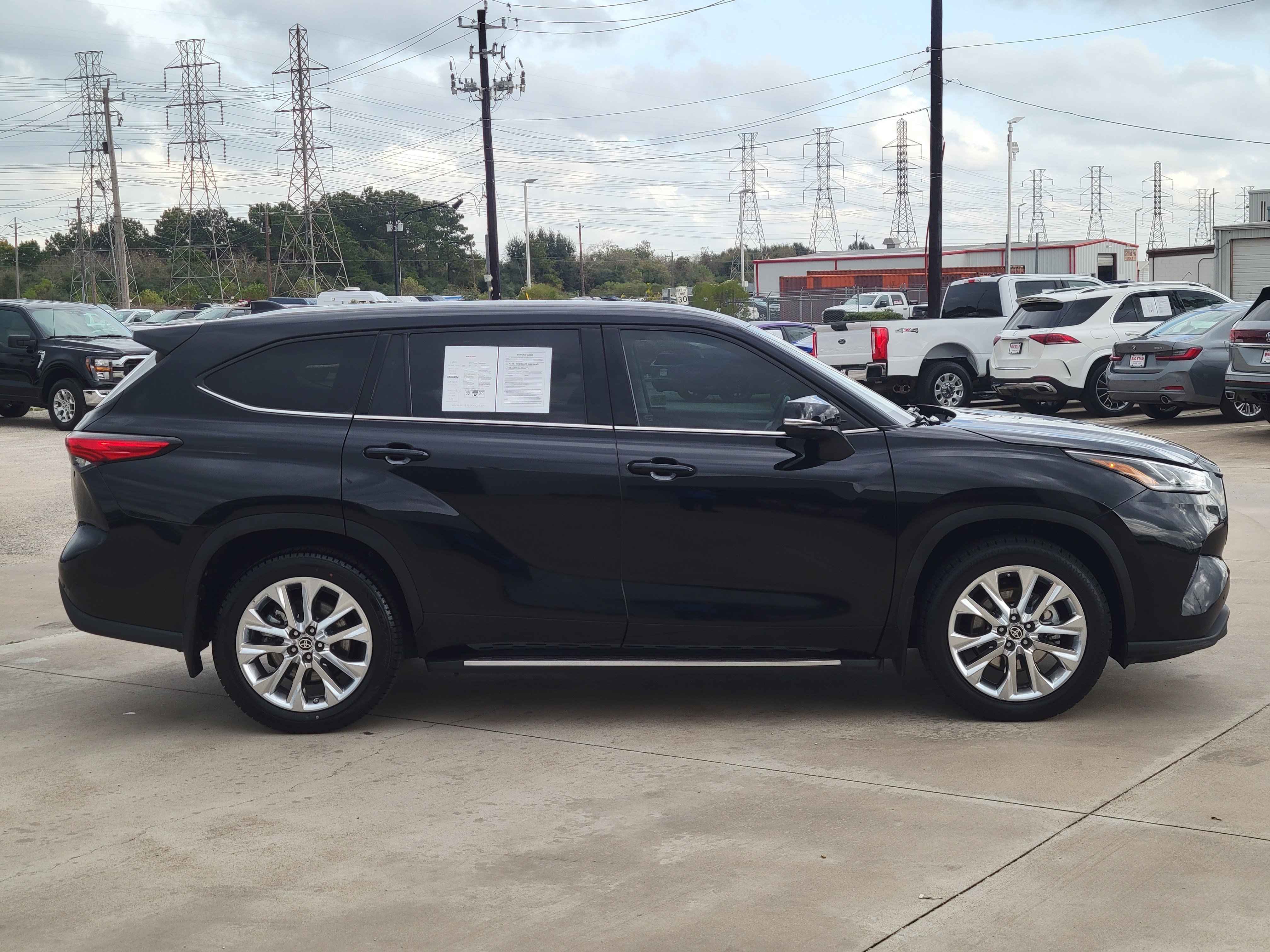 Used 2023 Toyota Highlander Limited image 3