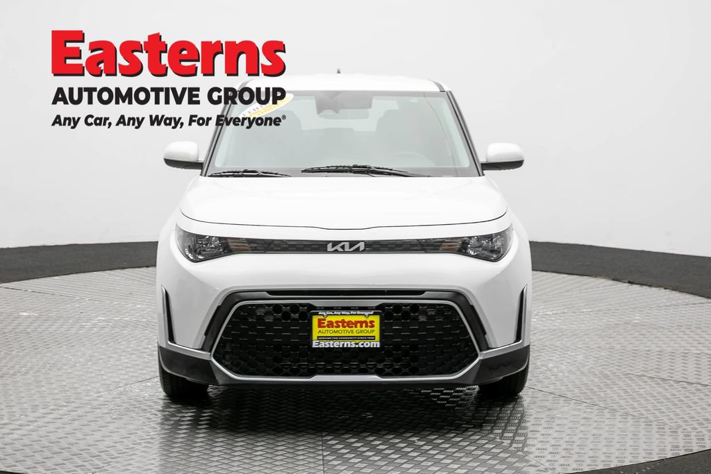 Used 2023 Kia Soul LX FWD image 2