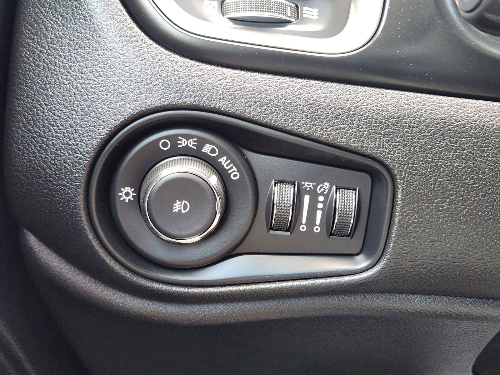 Used 2023 Jeep Renegade Limited AWD/4WD image 27
