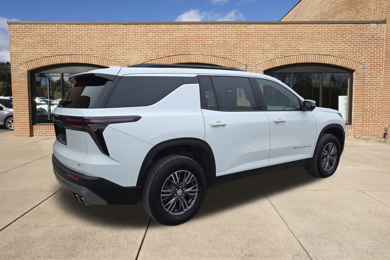 Used 2024 Chevrolet Traverse LT image 3
