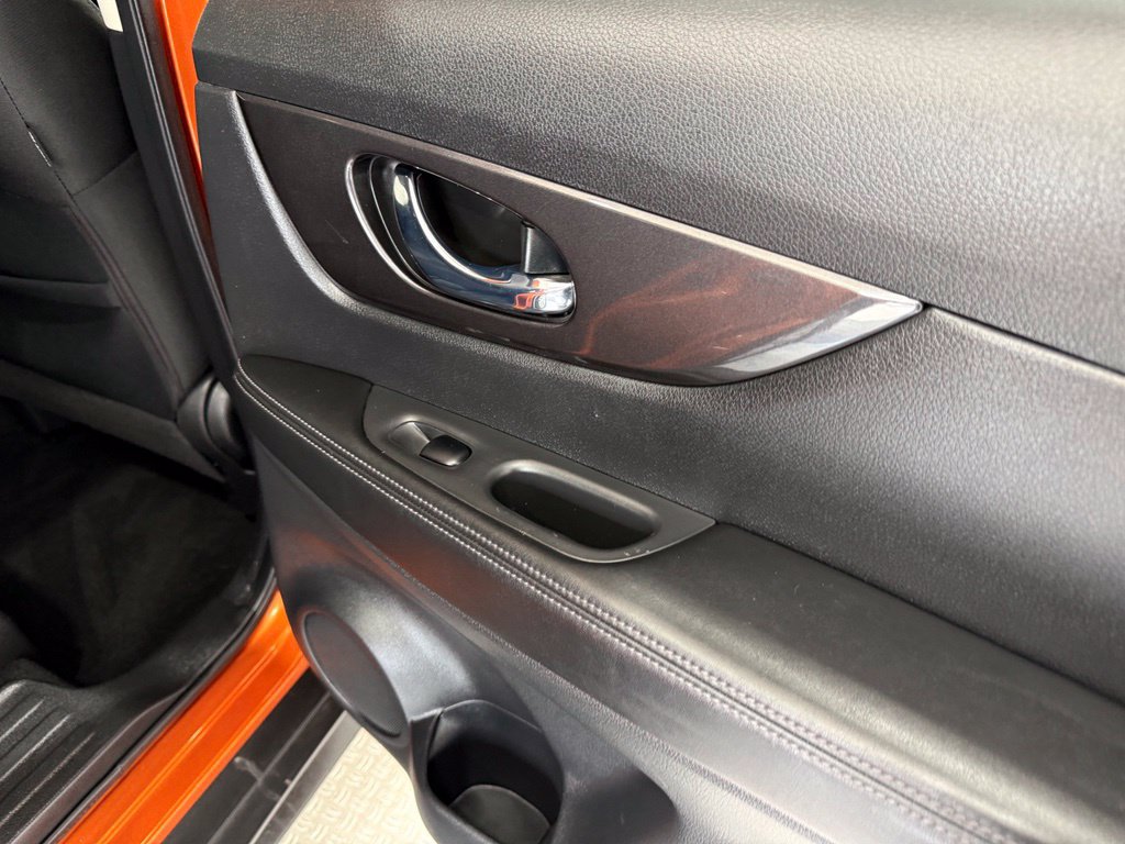 Used 2020 Nissan Rogue SV FWD image 27