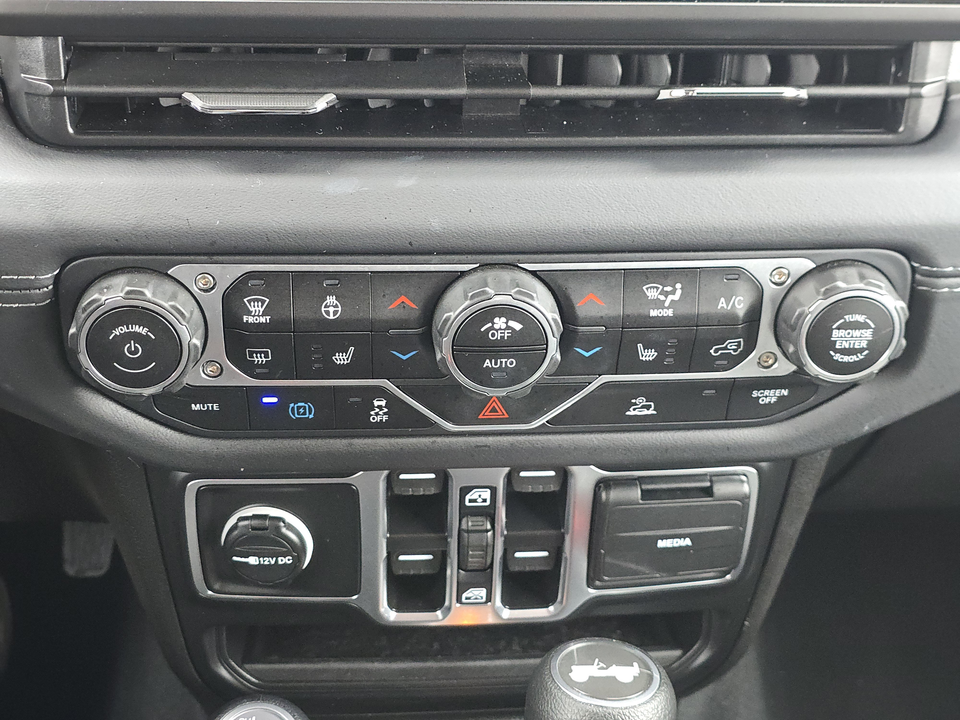 Used 2025 Jeep Wrangler Sahara image 22