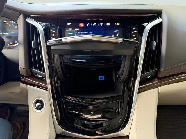 Used 2017 Cadillac Escalade ESV Luxury AWD/4WD image 21