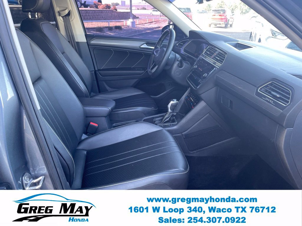 Used 2024 Volkswagen Tiguan SE w/ Panoramic Sunroof Package FWD image 31