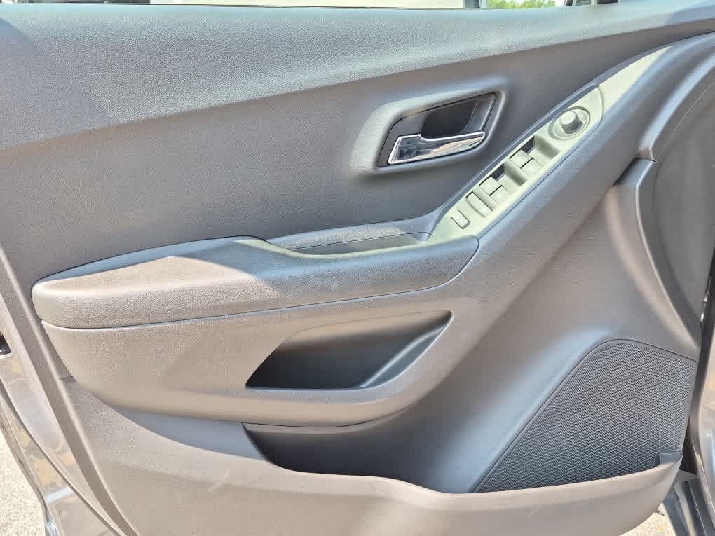 Used 2020 Chevrolet Trax LT w/ LT Convenience Package FWD image 9