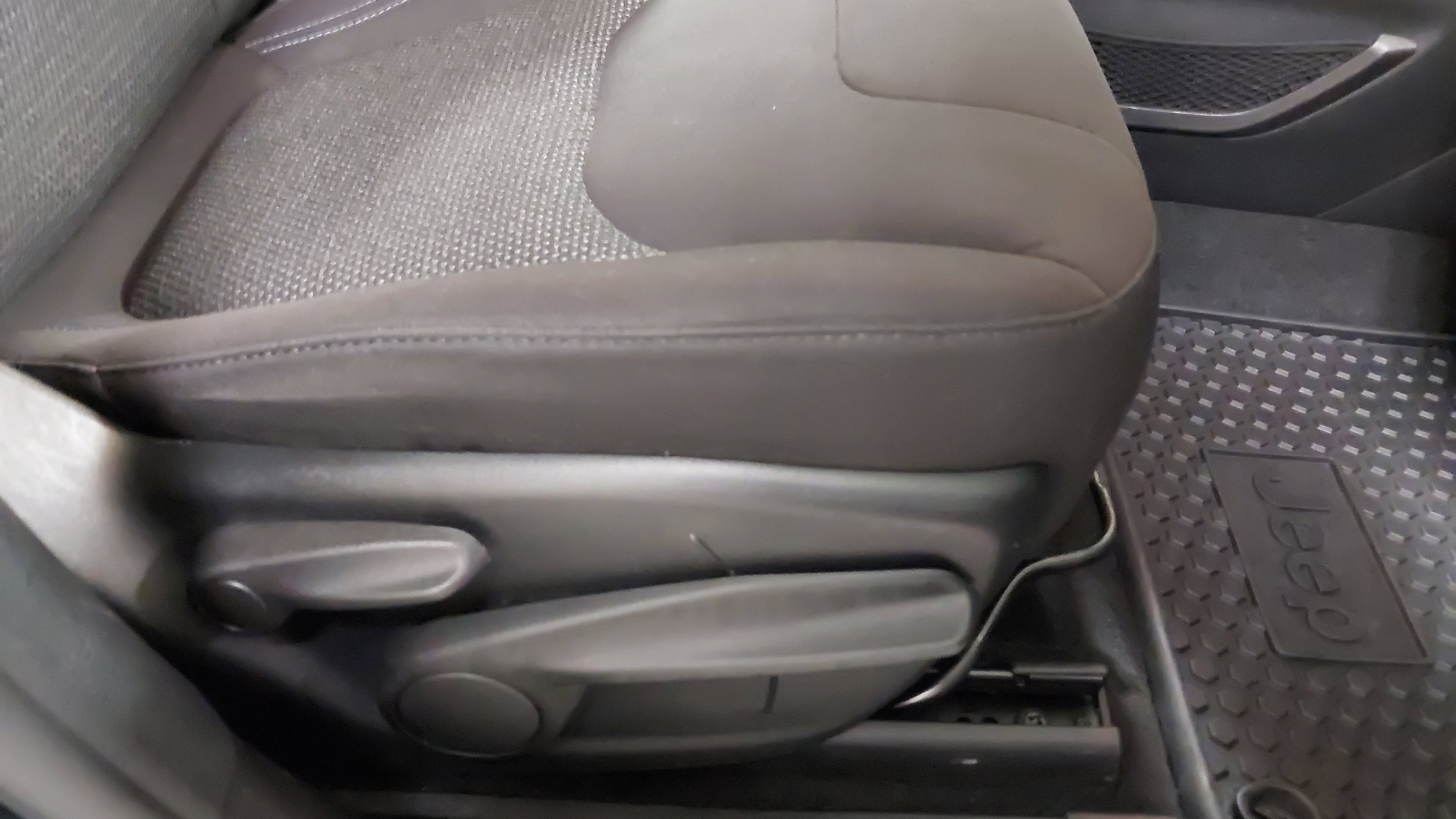 Used 2019 Jeep Cherokee Latitude w/ Cold Weather Group image 28