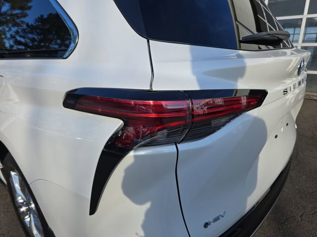 Used 2025 Toyota Sienna Limited image 35
