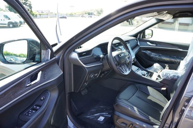New 2025 Jeep Grand Cherokee Limited w/ Black Appearance Package image 10