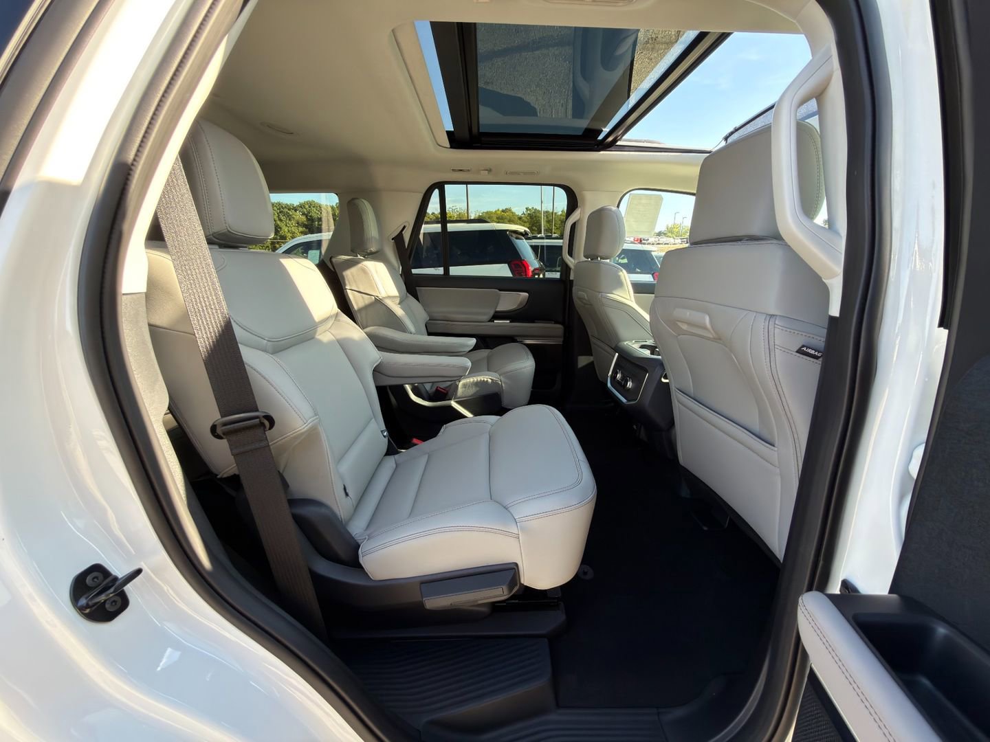 New 2025 Ford Expedition Active image 11