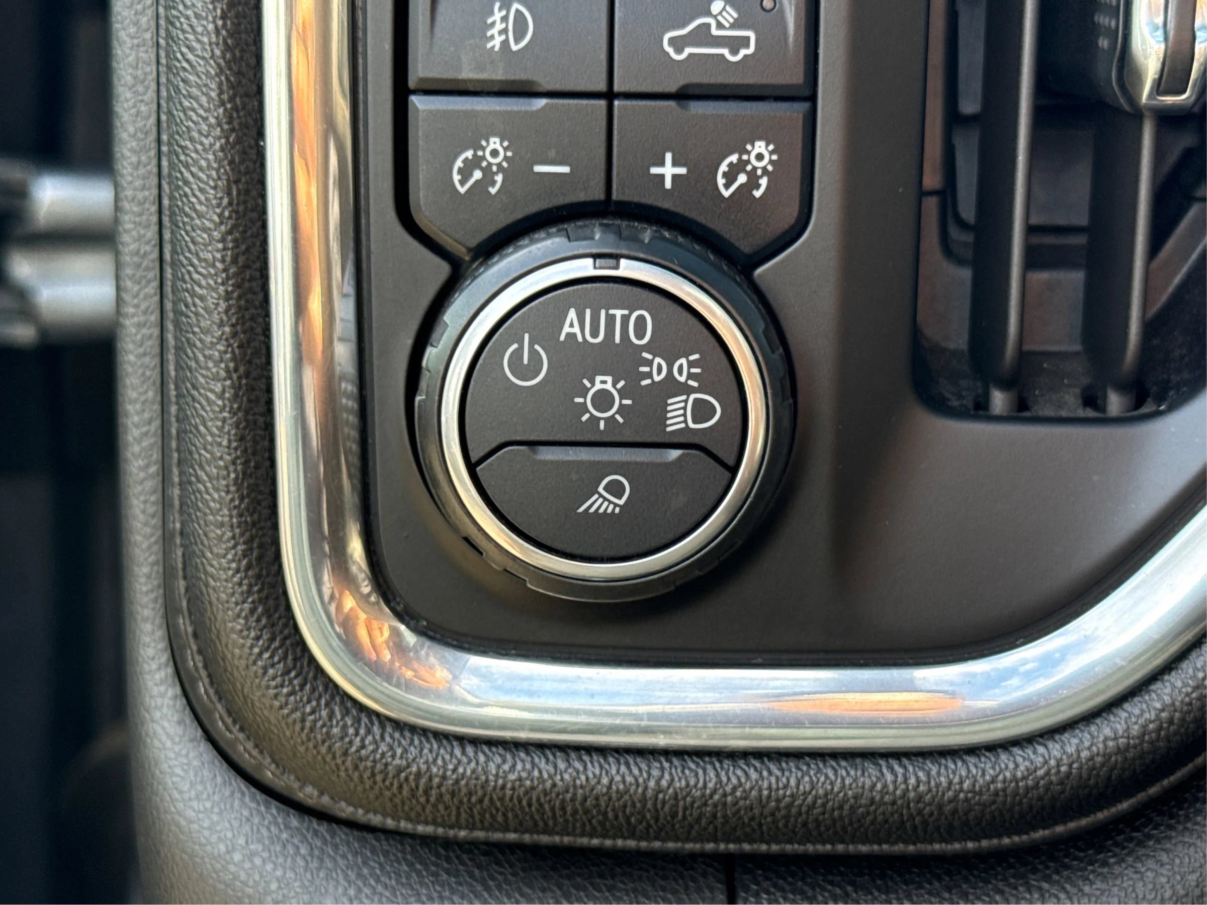 Used 2019 Chevrolet Silverado 1500 High Country w/ Technology Package AWD/4WD image 10