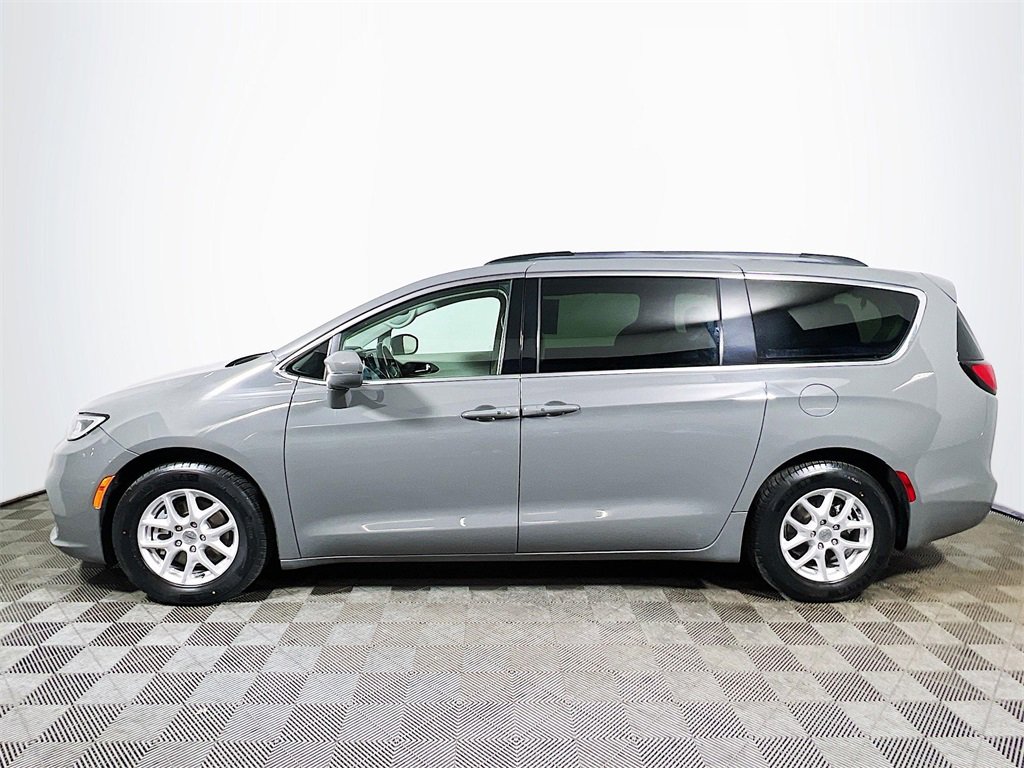 Used 2022 Chrysler Pacifica Touring-L image 5