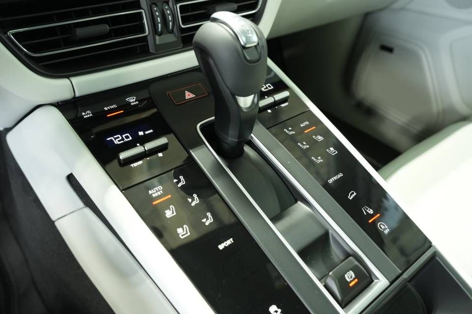 Certified 2026 Porsche Macan AWD/4WD image 24