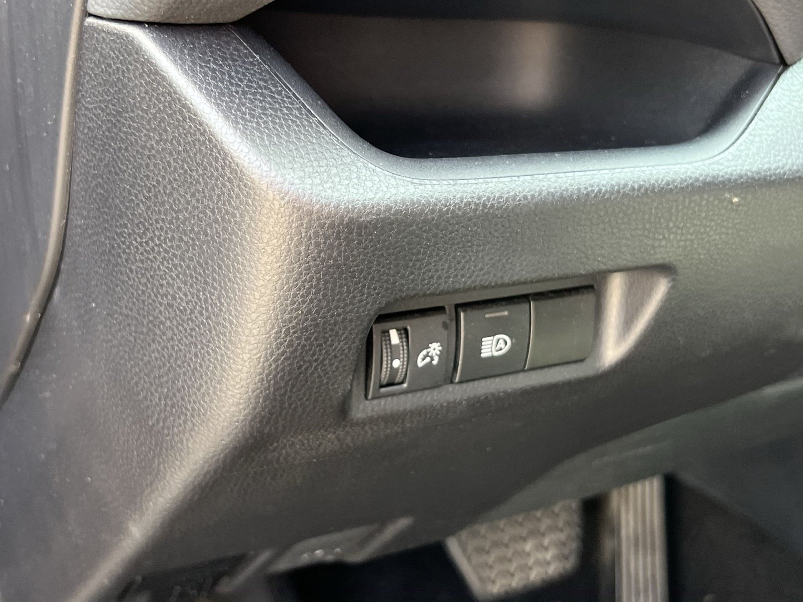 Used 2025 Toyota RAV4 XLE AWD/4WD image 26