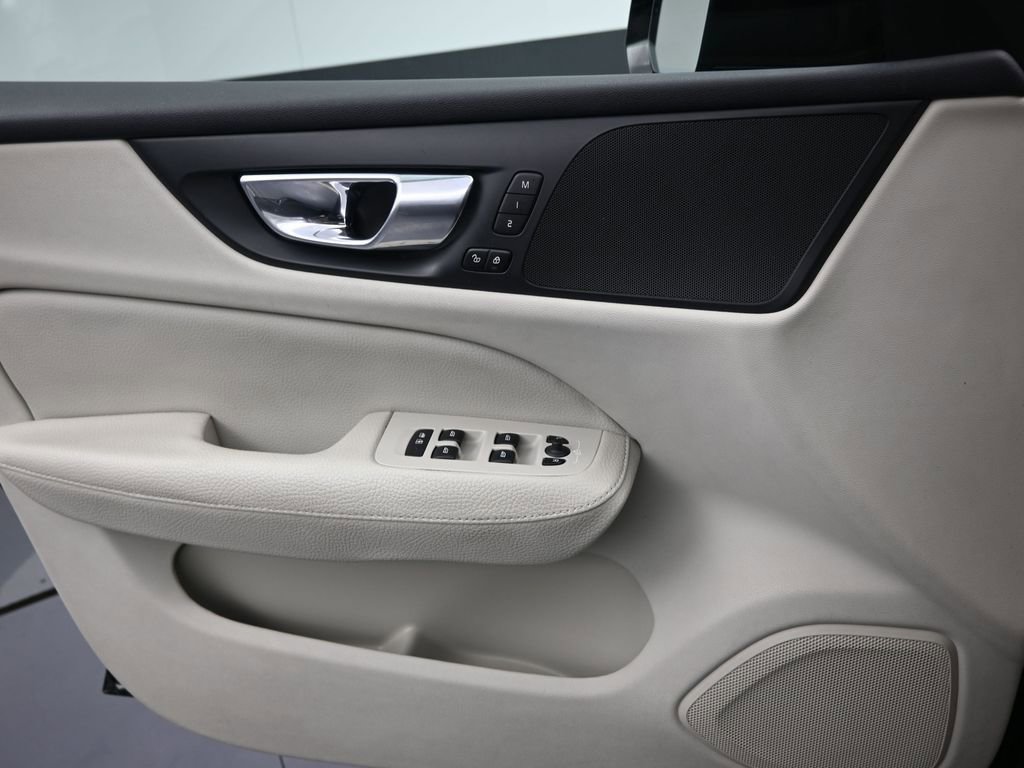 Used 2019 Volvo S60 T5 Momentum w/ Premium Package image 11