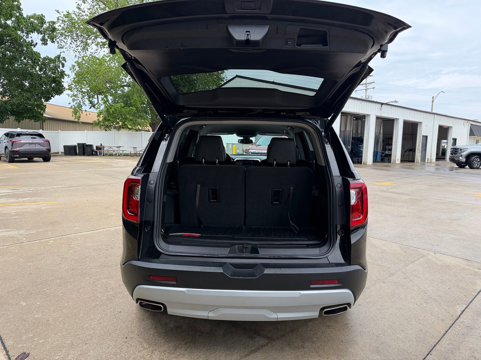 Used 2023 GMC Acadia SLT FWD image 14