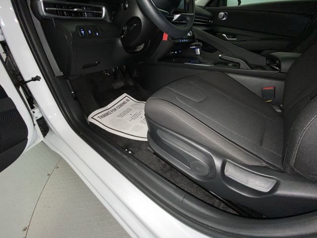 Certified 2026 Hyundai Elantra SE FWD image 12