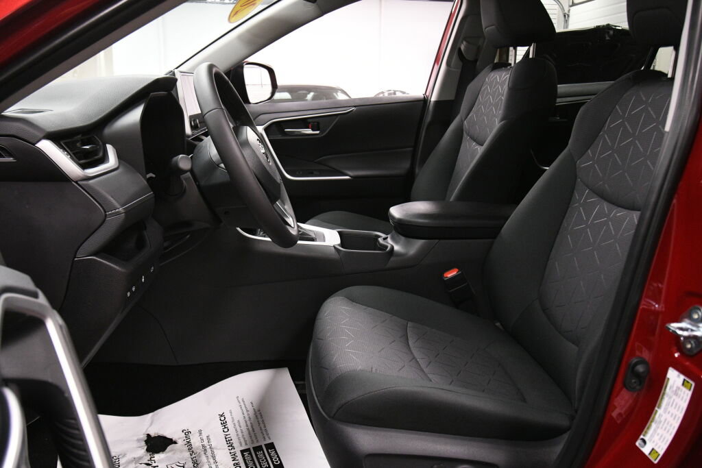 Used 2025 Toyota RAV4 XLE w/ Convenience Package image 11