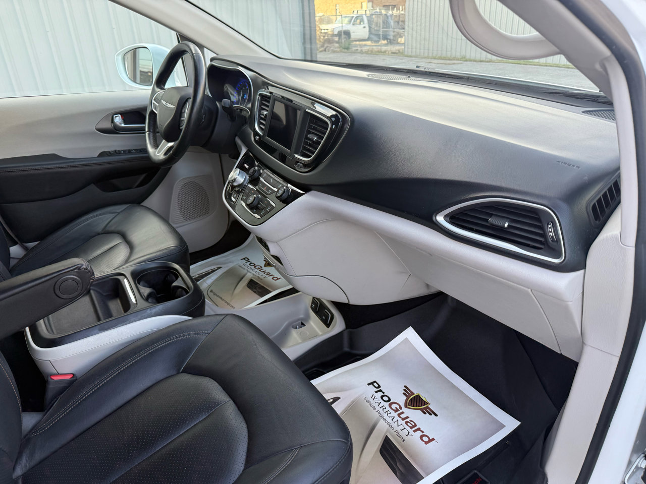 Used 2020 Chrysler Pacifica Touring-L image 28