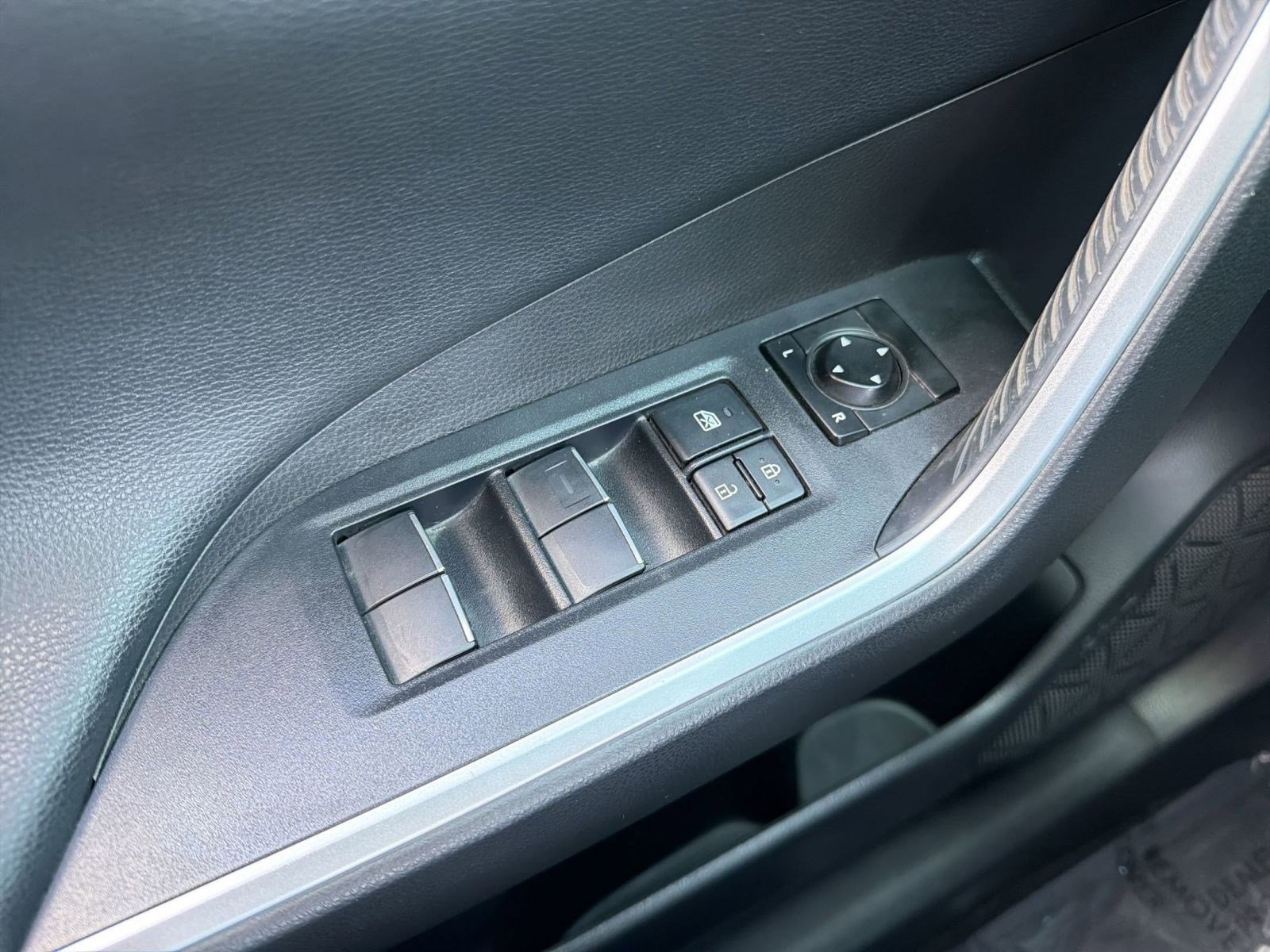 Used 2021 Toyota RAV4 Limited image 12