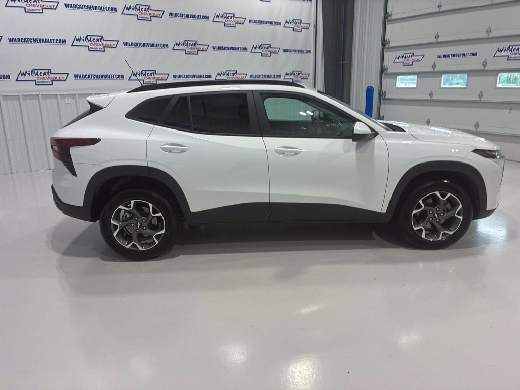 Used 2025 Chevrolet Trax LT FWD image 7