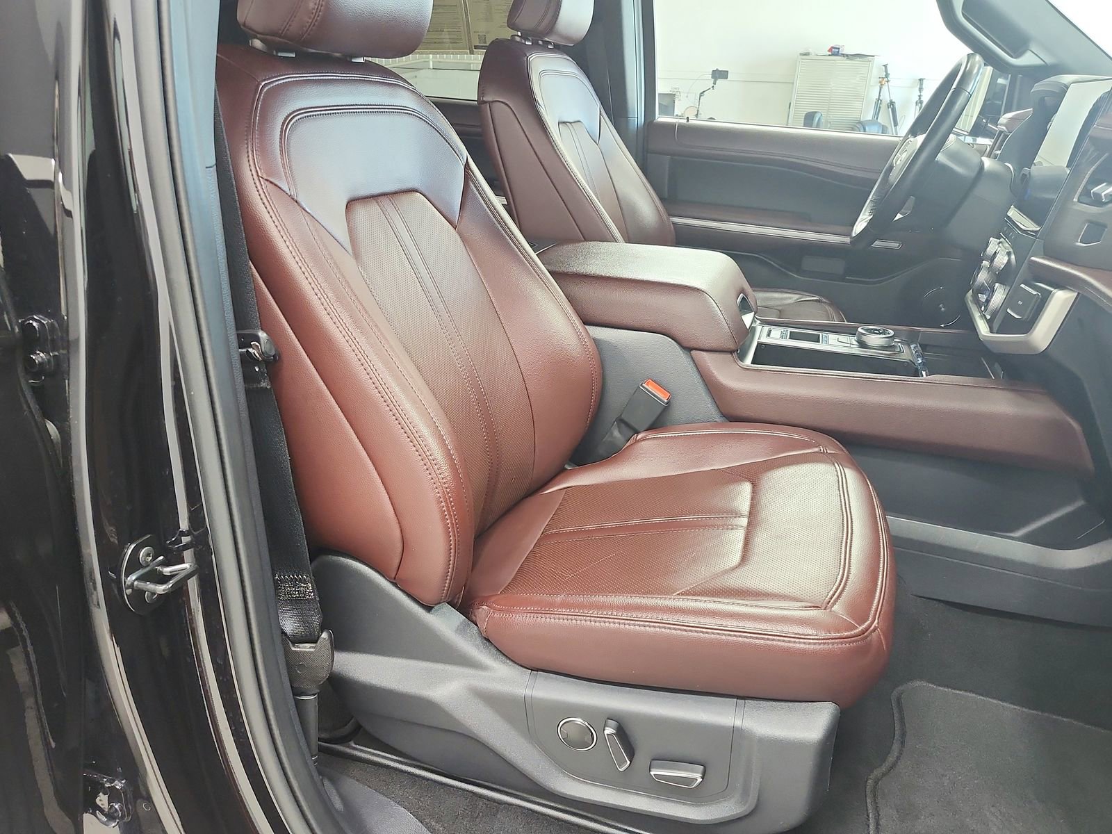 Used 2024 Ford Expedition Limited image 39