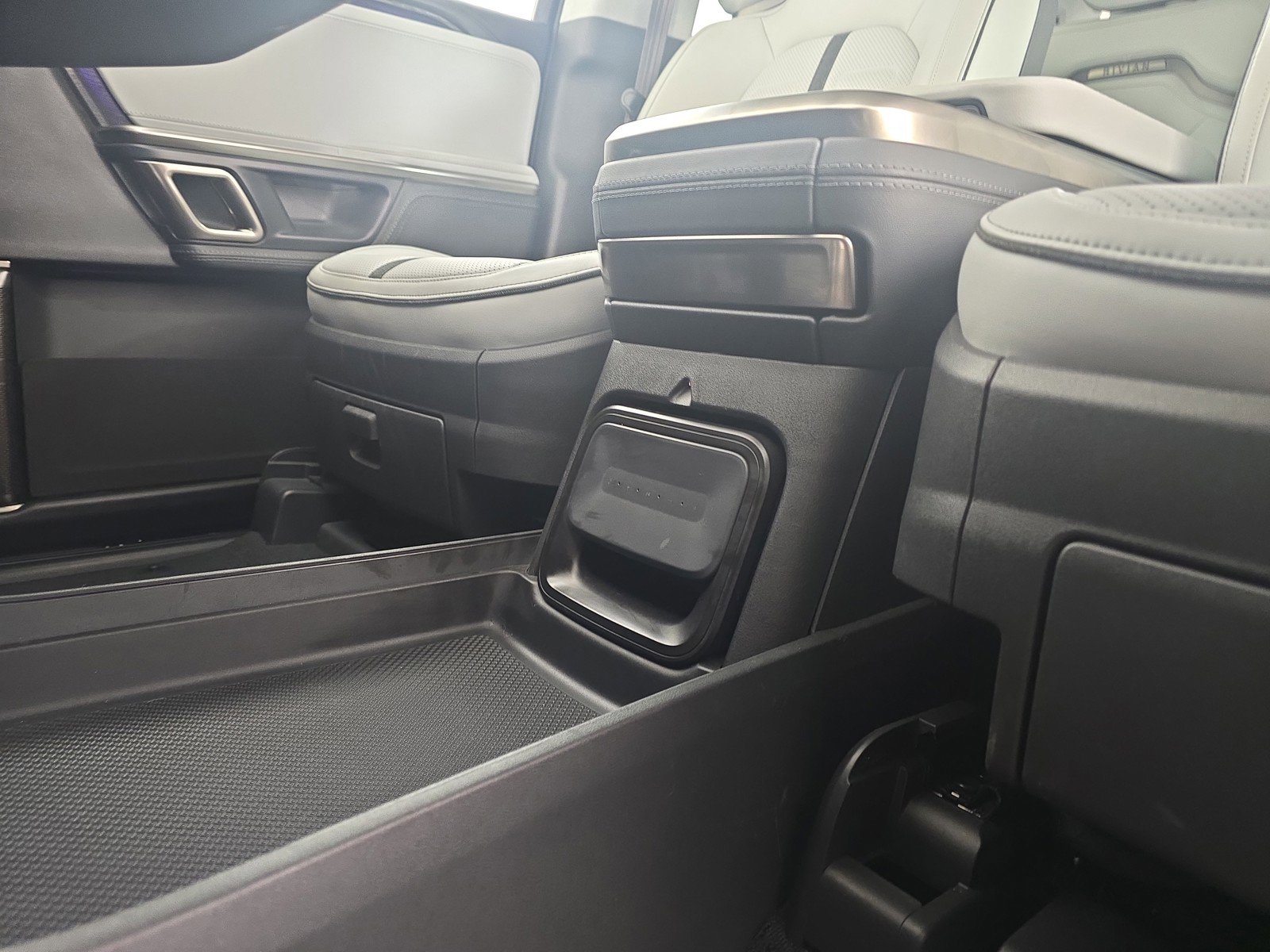 Used 2024 Rivian R1S Adventure AWD/4WD image 33