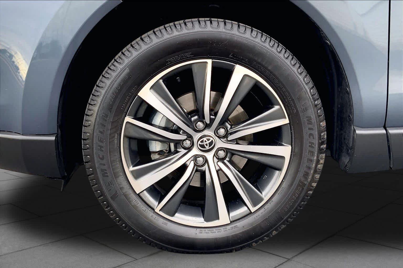 Used 2021 Toyota Venza LE AWD/4WD image 10