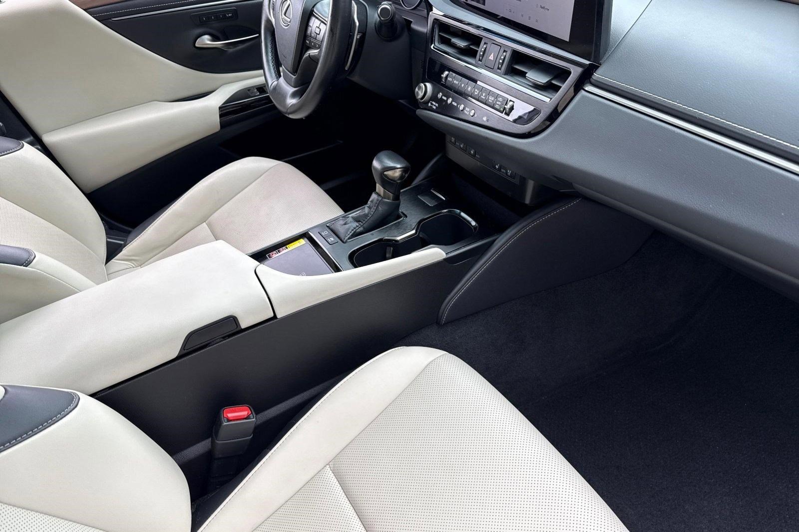 Used 2025 Lexus ES 300h w/ Premium Package FWD image 33